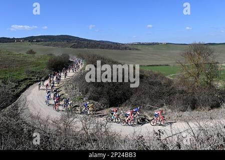 Das Reiterpaket, das während des eintägigen Radrennens „Strade Bianche“ (184km) von und nach Siena, Italien, am Samstag, den 04. März 2023 in Aktion gezeigt wurde. BELGA FOTO DIRK WAEM Stockfoto