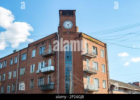 SERPUHOV, RUSSLAND - AUGUST 2017: Haus mit Uhr in Serpuchow, 1930 Stockfoto