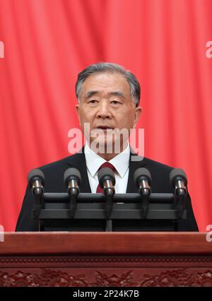 Peking, China. 4. März 2023. Wang Yang, Vorsitzender des 13. Nationalen Komitees der Politischen Konsultativkonferenz des chinesischen Volkes (CPPCC), Liefert einen Arbeitsbericht des Ständigen Ausschusses des 13. CPPCC-Nationalkomitees während der Eröffnungssitzung der ersten Sitzung des 14. CPPCC-Nationalkomitees in der Großen Volkshalle in Peking, Hauptstadt von China, am 4. März 2023. Kredit: Ding Haitao/Xinhua/Alamy Live News Stockfoto