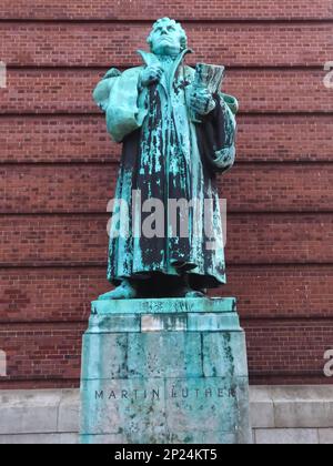 Skulptur von Martin Luthr in St. Michaels Kirche heißt Michel in Hamburg in Deutschland Stockfoto