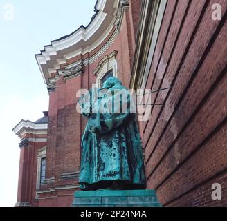 Skulptur von Martin Luthr in St. Michaels Kirche heißt Michel in Hamburg in Deutschland Stockfoto