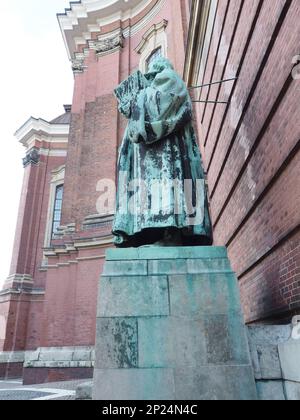 Skulptur von Martin Luthr in St. Michaels Kirche heißt Michel in Hamburg in Deutschland Stockfoto