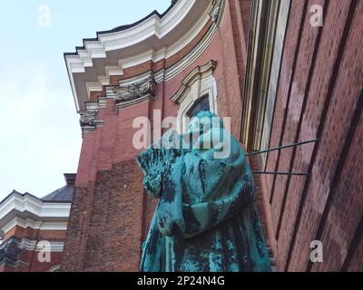 Skulptur von Martin Luthr in St. Michaels Kirche heißt Michel in Hamburg in Deutschland Stockfoto