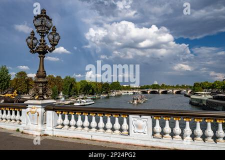 Brücke Pont Alexandre III über die seine mit Tourschiffen in Paris, Frankreich Stockfoto