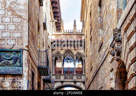 Fußgängerbrücke zwischen zwei mittelalterlichen Gebäuden, Barcelona, Spanien Stockfoto