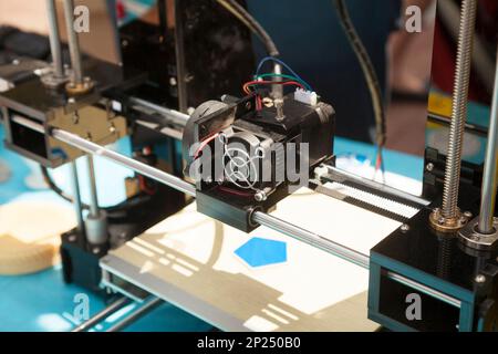 3d-Drucker erstellen einer neuen Kunststoff Objekt Nahaufnahme. 3-dimensionale Druckvorgang über innovative elektronische Ausrüstung Stockfoto