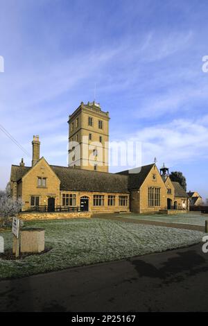 Winterfrost über der Bedford Hall und dem Thorney Heritage Museum, Thorney Village, Cambridgeshire, England; Großbritannien Stockfoto