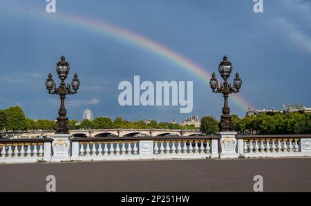 Brücke Pont Alexandre III über die seine mit farbenfrohem Regenbogen in Paris, Frankreich Stockfoto