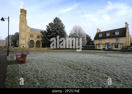 Winterfrost über der Thorney Abbey Kirche, Thorney Village, Cambridgeshire, England, Großbritannien Stockfoto