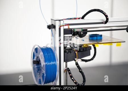 3D Drucker mit blauen Faden Spule Nahaufnahme. 3D-Drucktechnologie Prozess Stockfoto