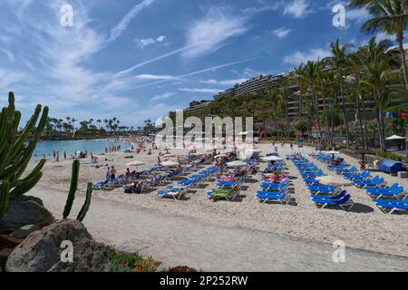 Leute sonnen sich am Strand von Playa Anfi del Mar, Gran Canaria, Kanarische Inseln, Spanien, Europa Stockfoto