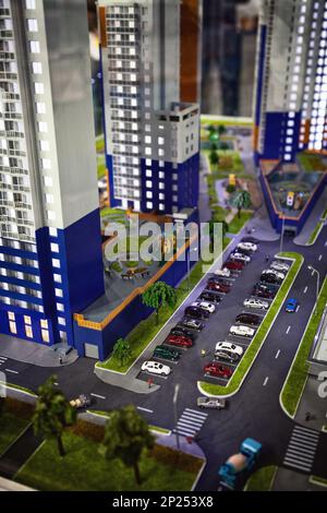 Mehrfamilienhaus-Projektierung. Gruppe von Haus Miniaturmodelle in einer Investition-Ausstellung. Flachen Fokus auf einen Parkplatz Stockfoto