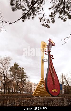 Khabarowsk, Russland - 16. April 2017: Riesige traditionelle Saiteninstrumente - Balalaika und Pipa lute - Metallskulptur Touristenattraktion. Stockfoto