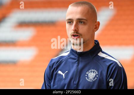 Lewis Fiorini 8 von Blackpool erscheint während des Sky Bet