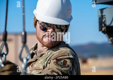 USA Air Force Staff Sergeant Joshua Sandy, 51. Munitions Squadron (MUNS) Munitions Inspector, lädt eine simulierte GBU-38 Joint Direct Attack Munition während einer Schulungsveranstaltung am Daegu Air Base, Republik Korea, 30. Januar 2023. Während des einwöchigen Trainings unterstützten die MUNS Airmen den Bau der 36. Jägerstaffel und das Laden von Munition für F-16 Kampfflugzeuge von Falcon, die als geografisch von Osan getrennte Einheit betrieben werden. Stockfoto