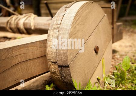 Historische Holzrad katapultieren. Trebuchet mittelalterliche Waffe close-up Stockfoto