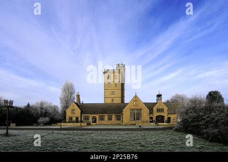 Winterfrost über der Bedford Hall und dem Thorney Heritage Museum, Thorney Village, Cambridgeshire, England; Großbritannien Stockfoto