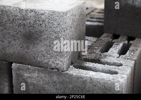 Graue Gebäude Schlackensteine hergestellt aus Zement gestapelten Nahaufnahme. Eine Menge von großen Beton Ziegel stapeln Textur. Flachen Fokus Stockfoto