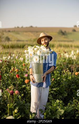 Der Mensch arbeitet auf der Dahlia Farm im Freien Stockfoto