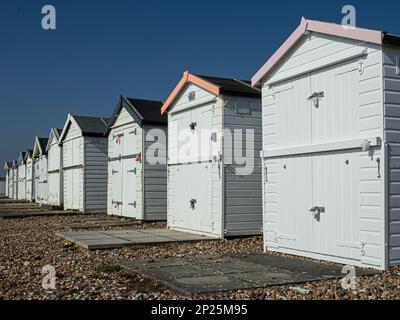 Eine Reihe weißer Strandhütten, englische Südküste Stockfoto