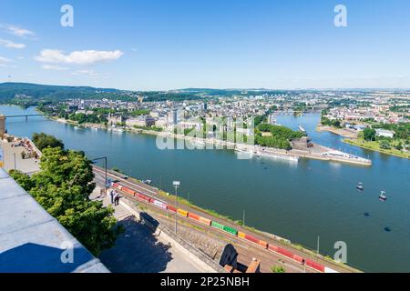 Koblenz: Blick von der Festung Ehrenbreitstein bis zum Deutschen Eck ("Deutsche Ecke") ist der Name einer Landzunge, wo die Mosel in R in den Rhein mündet Stockfoto