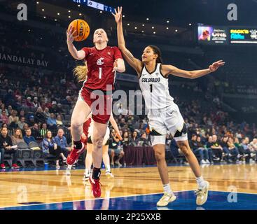 LasVegas, NV, USA. 03. März 2023. A. Washington State Guard Tara Wallack (1) geht beim Halbfinalspiel des NCAA Women's Basketball Pac -12 Tournament zwischen Washington State Cougars und den Colorado Buffaloes auf den Basketball. Washington State schlägt Colorado 61-49 in der Mandalay Bay Michelob Arena Las Vegas, NV. Thurman James /CSM/Alamy Live News Stockfoto