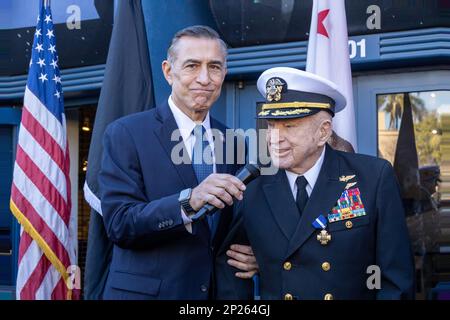 US-Rep. Darrell Issa (links) hält das Mikrofon als US-Rentner Navy Capt. Royce Williams hält eine Rede, nachdem er das Navy Cross für seine Aktionen während des Koreakrieges verliehen hat. Das San Diego Air and Space Museum, Kalifornien, 20. Januar 2023. Die ISSA drängte auf das Upgrade und rief Williams auf: „Ein Top Gun Pilot wie kein anderer und ein amerikanischer Held für alle Zeiten.“ Er fügte hinzu: "Es ist bis heute der einzigartigste US-sowjetische Kampfhundescheidenkampf in der Geschichte des Kalten Krieges." Williams und sein Flügelmann haben 35 Minuten lang sieben sowjetische MiG-15s angegriffen, der Kampf endete, nachdem Williams vier abgeschossen hatte Stockfoto