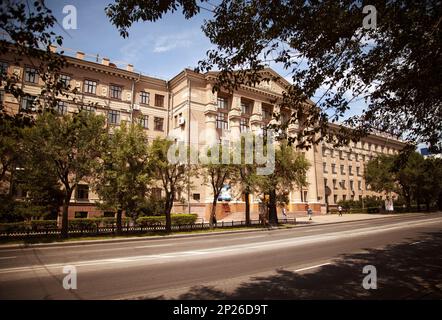 Chabarowsk, Russland - 15. August 2014: Stadt Chabarowsk downtown Stadtbild mit grünen Bäumen. Klassische Architektur auf einem zentralen Stadt Straße in s Stockfoto