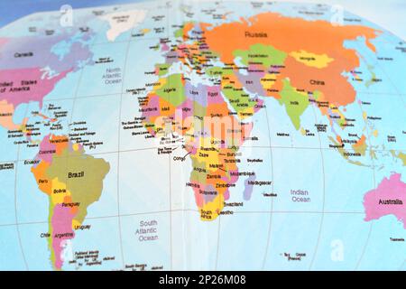 Farbenfrohe Weltkarte mit allen Kontinenten Afrika, Europa, Asien, Nordamerika, Südamerika, Australien und Antarktis mit Atlantik und Indischem Ozean an Stockfoto