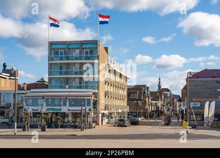 Katwijk aan Zee, Niederlande, 26.02.2023, Boulevard in der Nähe des Strandes im Badeort Katwijk aan Zee Stockfoto