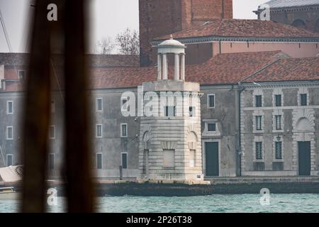 Abtei San Giorgio Maggiore. Palladios weiße Kirche mit Nebel. Gelegen auf einer Insel und voller Kunstwerke, mit Blick auf Venedig vom Glockenturm Stockfoto