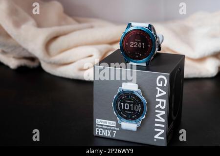 Kiew, Ukraine - 11.01.2023: Garmin Fenix 7 Saphire Solar Blue Stockfoto
