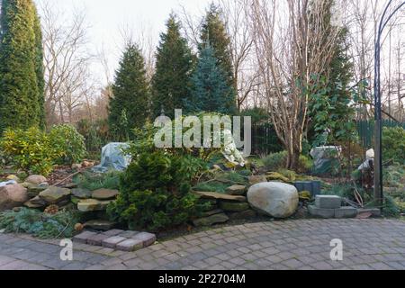 Pflanzen in einem Garten neben einem Haus Stockfoto