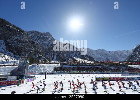 Planica, Slowenien. 04. März 2023. Skipisten: Weltmeisterschaft, Skilanglauf - 30 km klassisch, Frauen. Blick auf das Stadion zu Beginn. Kredit: Daniel Karmann/dpa/Alamy Live News Stockfoto