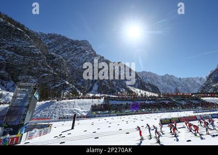 Planica, Slowenien. 04. März 2023. Skipisten: Weltmeisterschaft, Skilanglauf - 30 km klassisch, Frauen. Blick auf das Stadion zu Beginn. Kredit: Daniel Karmann/dpa/Alamy Live News Stockfoto