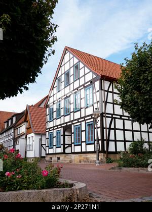 Deutschland, Niedersachsen, Rinteln, traditionelle Holzrahmenhäuser in Rinteln (Brennerstraße). Stockfoto