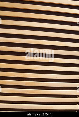 Holzbohlen gestreifte Wand Nahaufnahme strukturierten Hintergrund. Dunkle und helle Diagonale Linien Whitewood kontrastreiche Muster Stockfoto