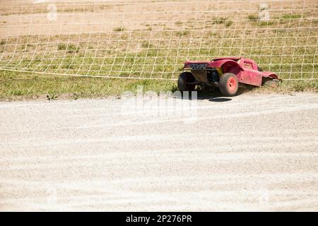 Kleine ferngesteuerte Modellauto off-Road abgestürzt. Miniatur-ferngesteuerte Buggy Racing hobby Stockfoto