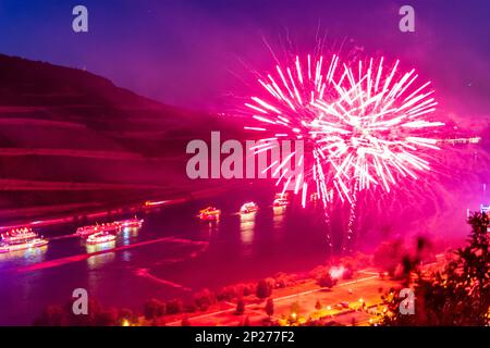 Rüdesheim am Rhein: Rhein in Flammen, Feuerwerk, Blick auf Rüdesheim am Rhein, Rhein, Fahrgastschiffe in Rhei Stockfoto