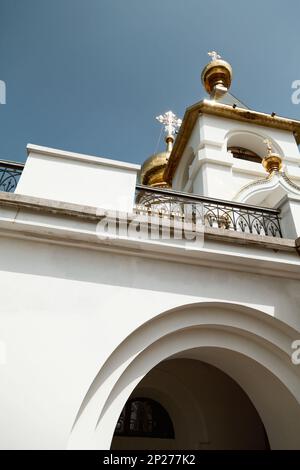 Chabarowsk, Russland - 4. Juli 2014: Heiliger Seraphim von Sarow Tempel Nahaufnahme. Orthodoxen christlichen Kirche Untersicht. Weiße Wände und goldene Kuppeln mit c Stockfoto