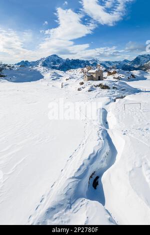 Alpe Prabello mit Santuario Madonna della Pace im Winter. Lanzada, Valmalenco, Valtellina, Sondrio District, Lombardei, Italien, Europa. Stockfoto