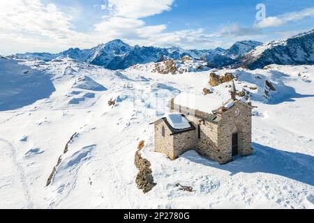 Alpe Prabello mit Santuario Madonna della Pace im Winter. Lanzada, Valmalenco, Valtellina, Sondrio District, Lombardei, Italien, Europa. Stockfoto