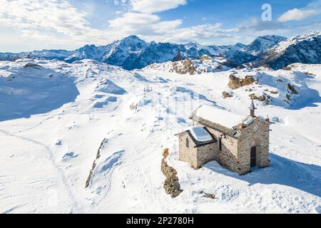 Alpe Prabello mit Santuario Madonna della Pace im Winter. Lanzada, Valmalenco, Valtellina, Sondrio District, Lombardei, Italien, Europa. Stockfoto