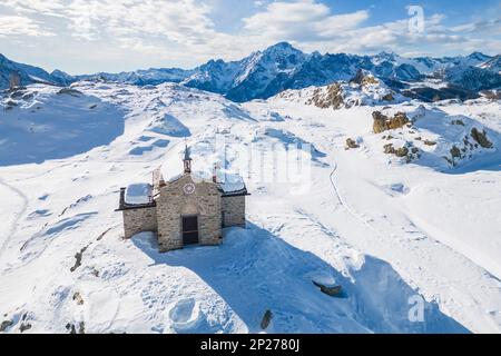 Alpe Prabello mit Santuario Madonna della Pace im Winter. Lanzada, Valmalenco, Valtellina, Sondrio District, Lombardei, Italien, Europa. Stockfoto