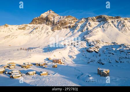 Sonnenuntergang vor Rifugio Cristina und Pizzo Scalino im Winter. Lanzada, Valmalenco, Valtellina, Sondrio District, Lombardei, Italien, Europa. Stockfoto