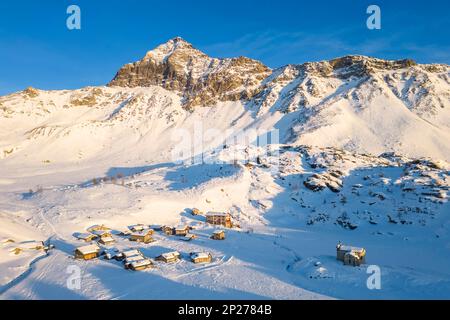 Sonnenuntergang vor Rifugio Cristina und Pizzo Scalino im Winter. Lanzada, Valmalenco, Valtellina, Sondrio District, Lombardei, Italien, Europa. Stockfoto