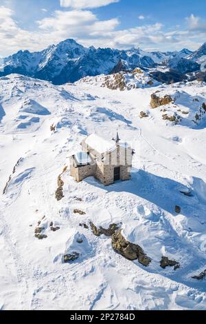 Alpe Prabello mit Santuario Madonna della Pace im Winter. Lanzada, Valmalenco, Valtellina, Sondrio District, Lombardei, Italien, Europa. Stockfoto