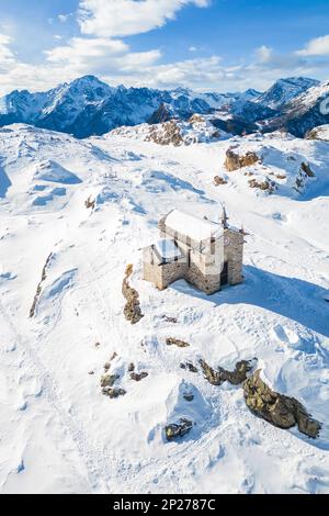 Alpe Prabello mit Santuario Madonna della Pace im Winter. Lanzada, Valmalenco, Valtellina, Sondrio District, Lombardei, Italien, Europa. Stockfoto