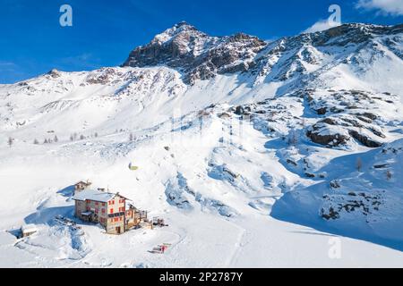 Sonnenuntergang vor Rifugio Cristina und Pizzo Scalino im Winter. Lanzada, Valmalenco, Valtellina, Sondrio District, Lombardei, Italien, Europa. Stockfoto