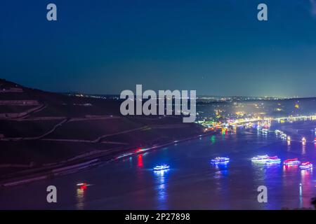 Rüdesheim am Rhein: Rhein in Flammen, Feuerwerk, Blick auf Rüdesheim am Rhein, Rhein, Fahrgastschiffe in Rhei Stockfoto